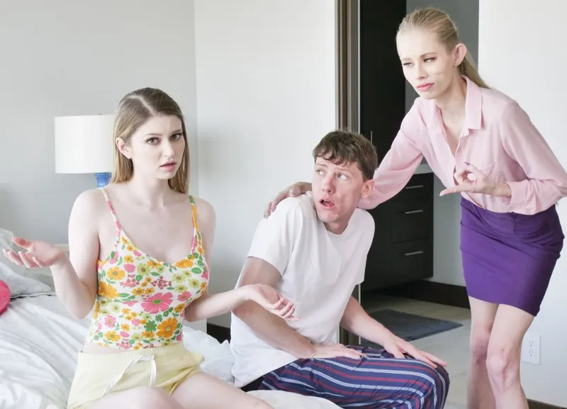 Mẹ kế bắt bảo bối riêng của ông chồng nện với cậu con trai